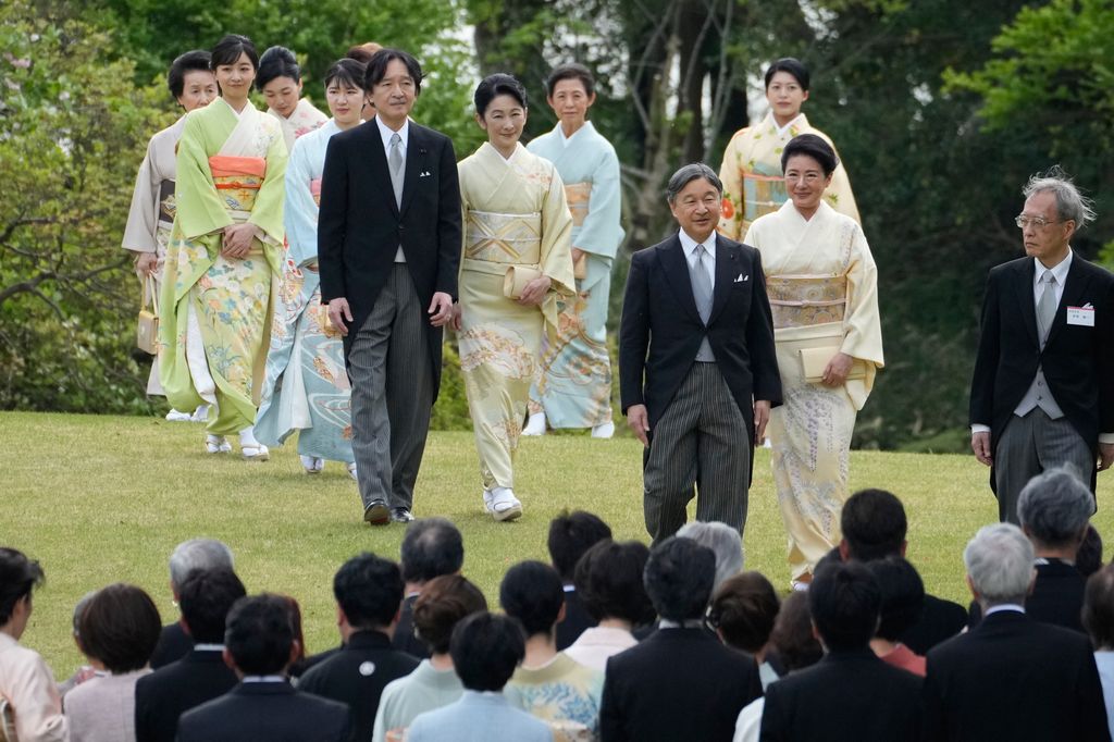El emperador Naruhito es seguido por su hermano, Fumihito, príncipe de Akishino, y su heredero al trono