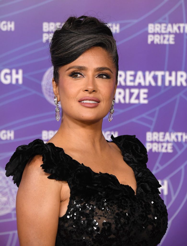 Las canas se volvieron las verdaderas protagonistas en el peinado de Salma Hayek. 