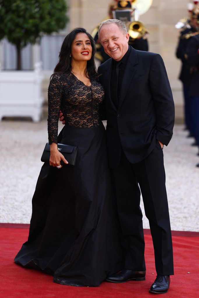 Salma Hayek y su esposo François-Henri Pinault llegan para asistir a una cena oficial de estado como parte de la visita de estado del presidente de los Estados Unidos a Francia, en el Palacio Presidencial del Elíseo el 8 de junio de 2024, en París, Francia. El presidente estadounidense Joe Biden está en Francia para conmemorar el 80º aniversario de la invasión de Normandía y enfatizar el papel continuo de Estados Unidos en la protección de los valores democráticos en Europa.
