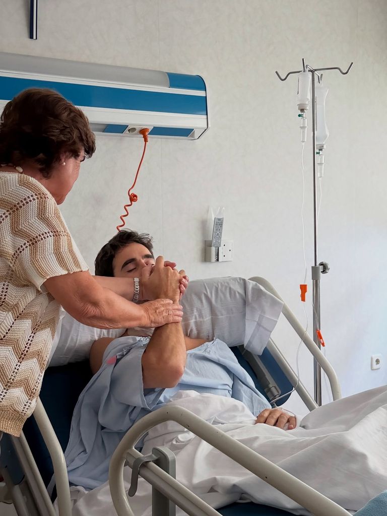 Luis, acompañado por su madre en el hospital