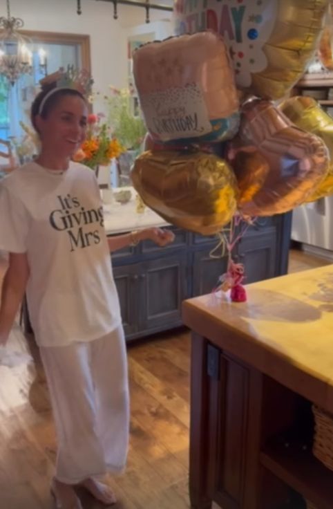 Meghan Markle bailó en su cocina para celebrar su 45 cumpleaños