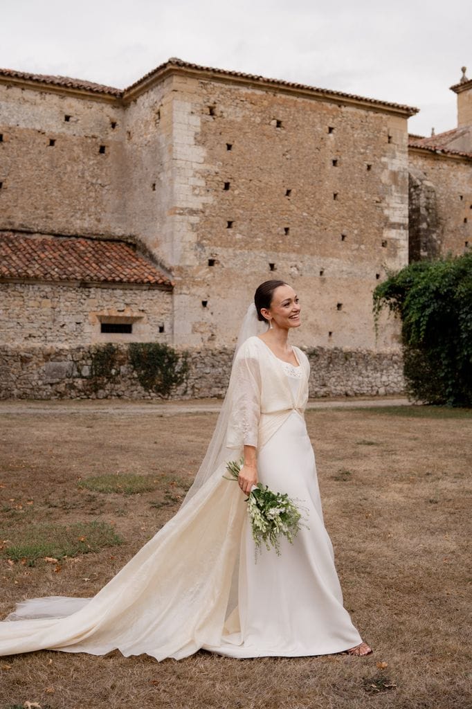 Vestido de novia con escote bordado