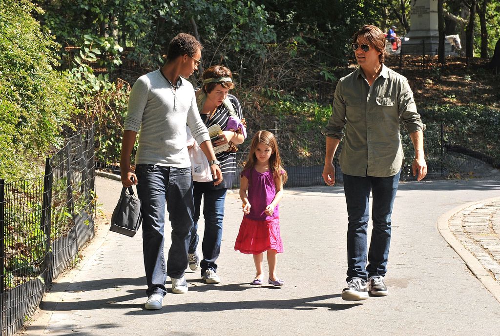 Tom Cruise y sus hijos, Connor, Isabella y Suri, disfrutando de un día en un parque infantil de Central Park West, Nueva York, el 7 de septiembre de 2010