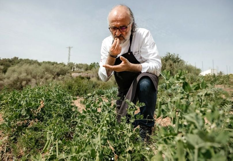 Jeroni Castell, chef de Les Moles, en su huerto.