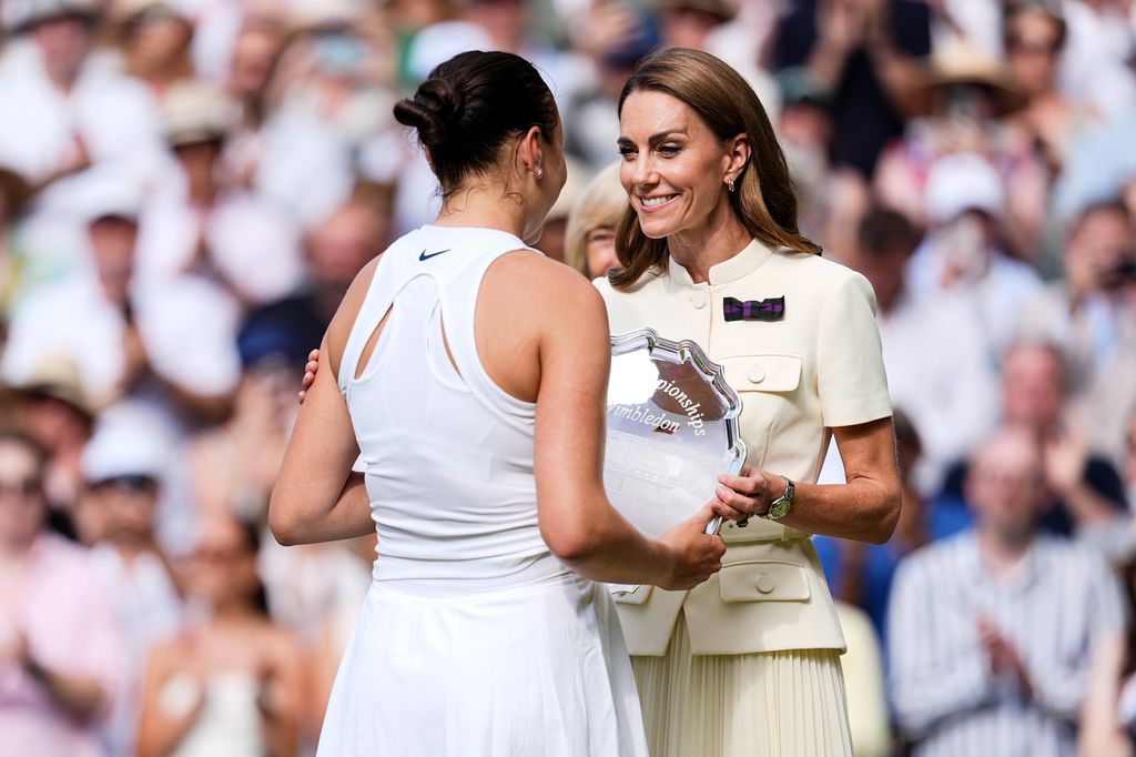 Kate Middleton consolando a Amanda Anisimova, de Estados Unidos, ttas su derrota en Wimbledon.