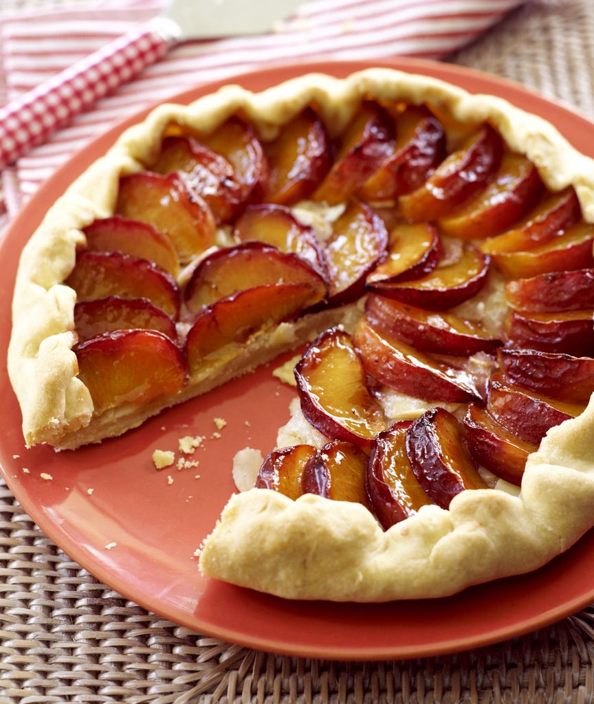 Tarta rústica de ciruelas.