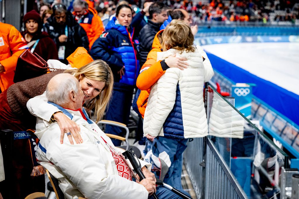 Guillermo, Maxima y Amalia de Holanda saludando a los reyes Harald y Sonia de Noruega en los Juegos Olímpicos de Invierno Milano Cortina 2026