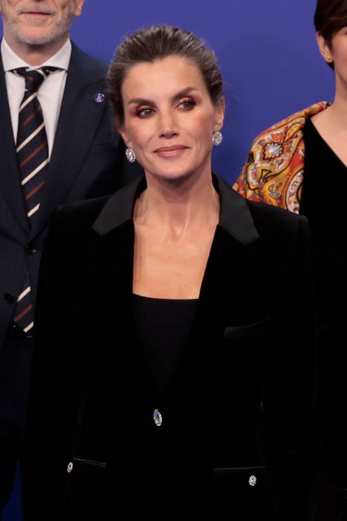 El deslumbrante acierto de la reina Letizia en su última cita del año: un traje de terciopelo con pedrería