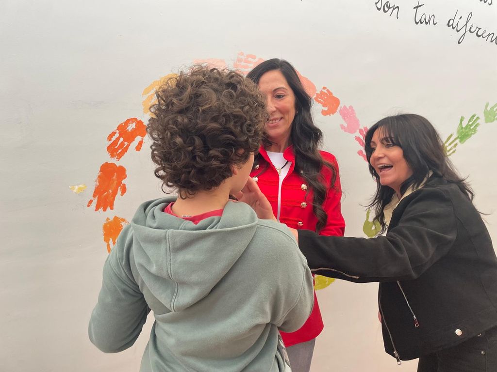 Pablo, alumno con autismo del colegio Cepri, junto al equipo directivo