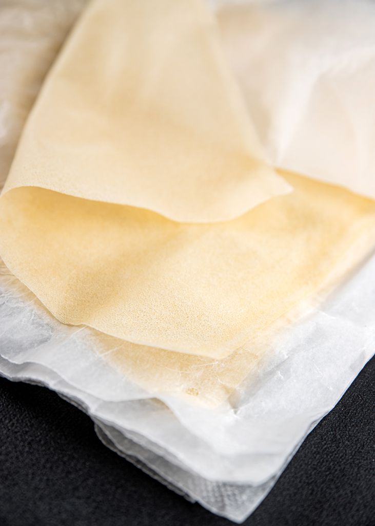 Las obleas de pasta brik suelen presentarse separadas por hojas de papel.