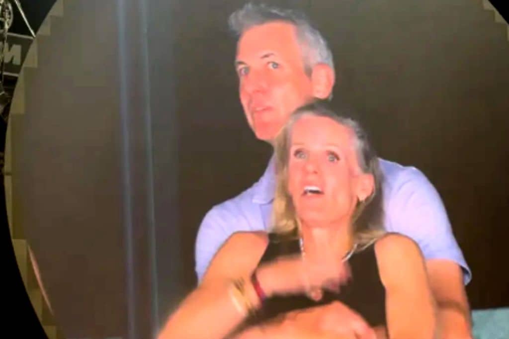 Kristin y Byron en el momento en que fueron pillados por la cámara en el concierto de Coldplay