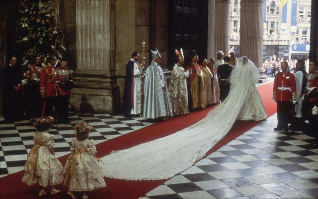 Plano general de Diana de Gales y Carlos III saliendo de su boda 
