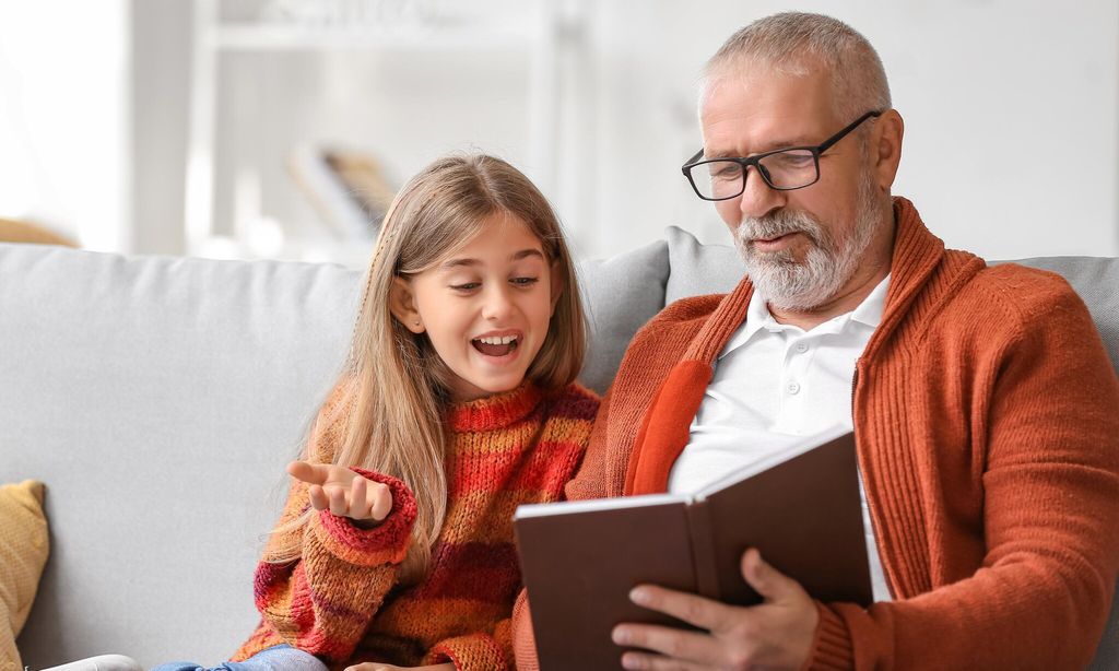 abuelo leyendo un libro a su nieto
