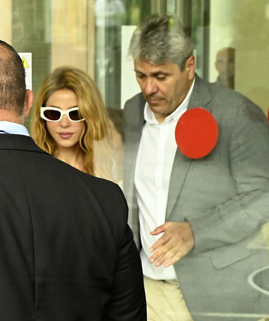 Shakira lucía seria al salir de los juzgados en Barcelona.