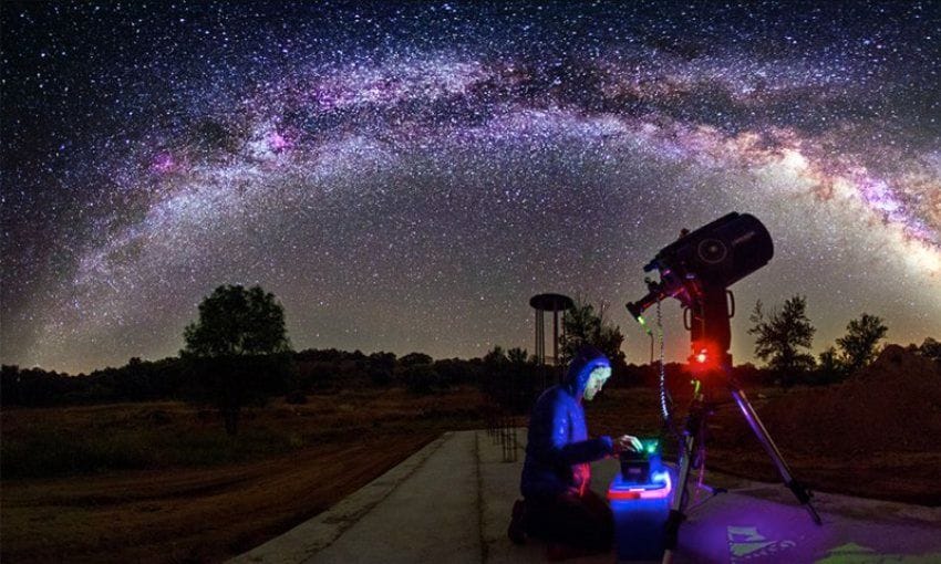 Desde Entre Encinas y Estrellas podemos admirar el cielo a través de un telescopio de 12 pulgadas.