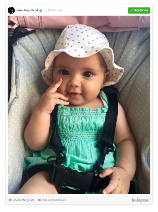 La pequeña, de grandes ojos negros, es la protagonista indiscutible del verano de Álex Ubago, a juzgar por las publicaciones que comparte en Instagram
