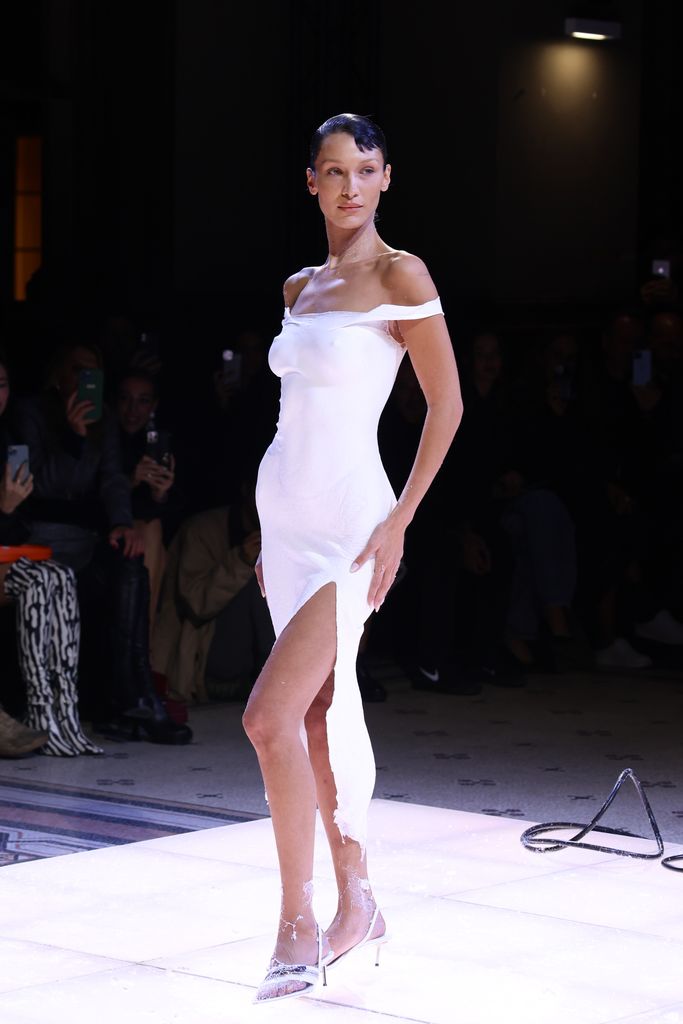 Bella Hadid durante el desfile de Coperni Primavera/Verano 2023, celebrado en el marco de la Semana de la Moda de París, el 30 de septiembre de 2022.