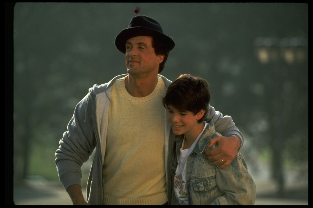 Sylvester Stallone junto a su hijo Sage en una escena de Rocky V, película en la que el joven interpretó a Robert Balboa, el hijo del mítico boxeado