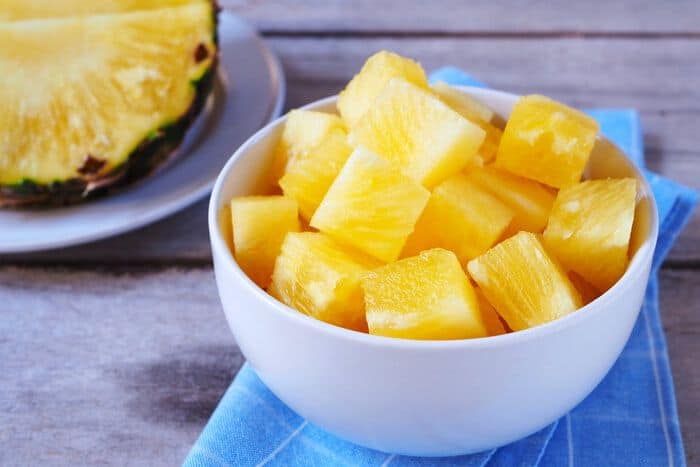 Piña cortada, el picoteo más saludable