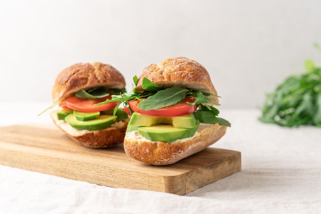 Pan con aceite de oliva, tomate y aguacate es el desayuno que Lobato suele tomar cada día.