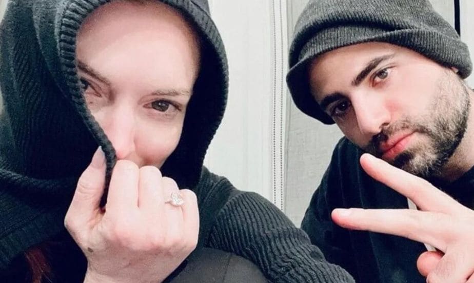 Lindsay Lohan luce su anillo de compromiso