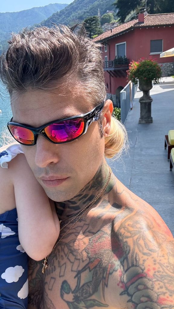 Fedez y Vittoria. Lago di Como. Julio 2024