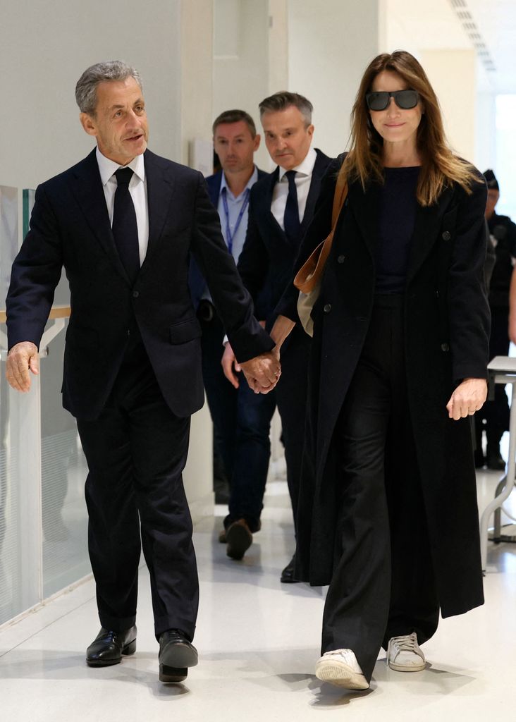 El expresidente francés Nicolás Sarkozy, junto a su esposa Carla Bruni, llega al Tribunal de París para conocer el veredicto de su juicio por financiación ilegal de campaña procedente de Libia para su exitosa candidatura presidencial de 2007, el 25 de septiembre de 2025.