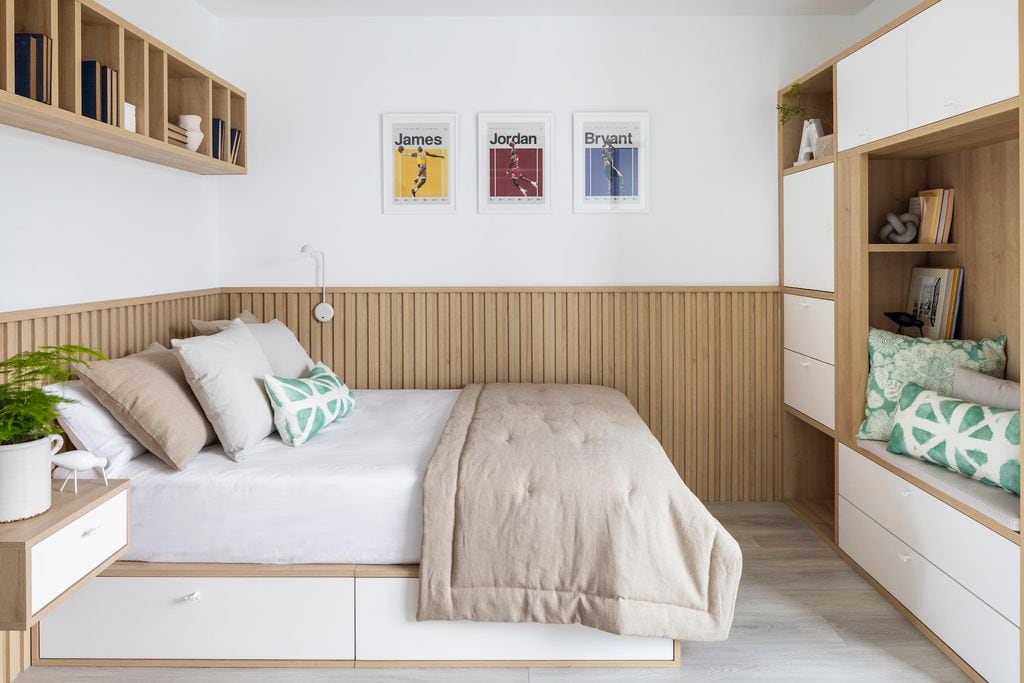 Dormitorio con cama con cajones. 