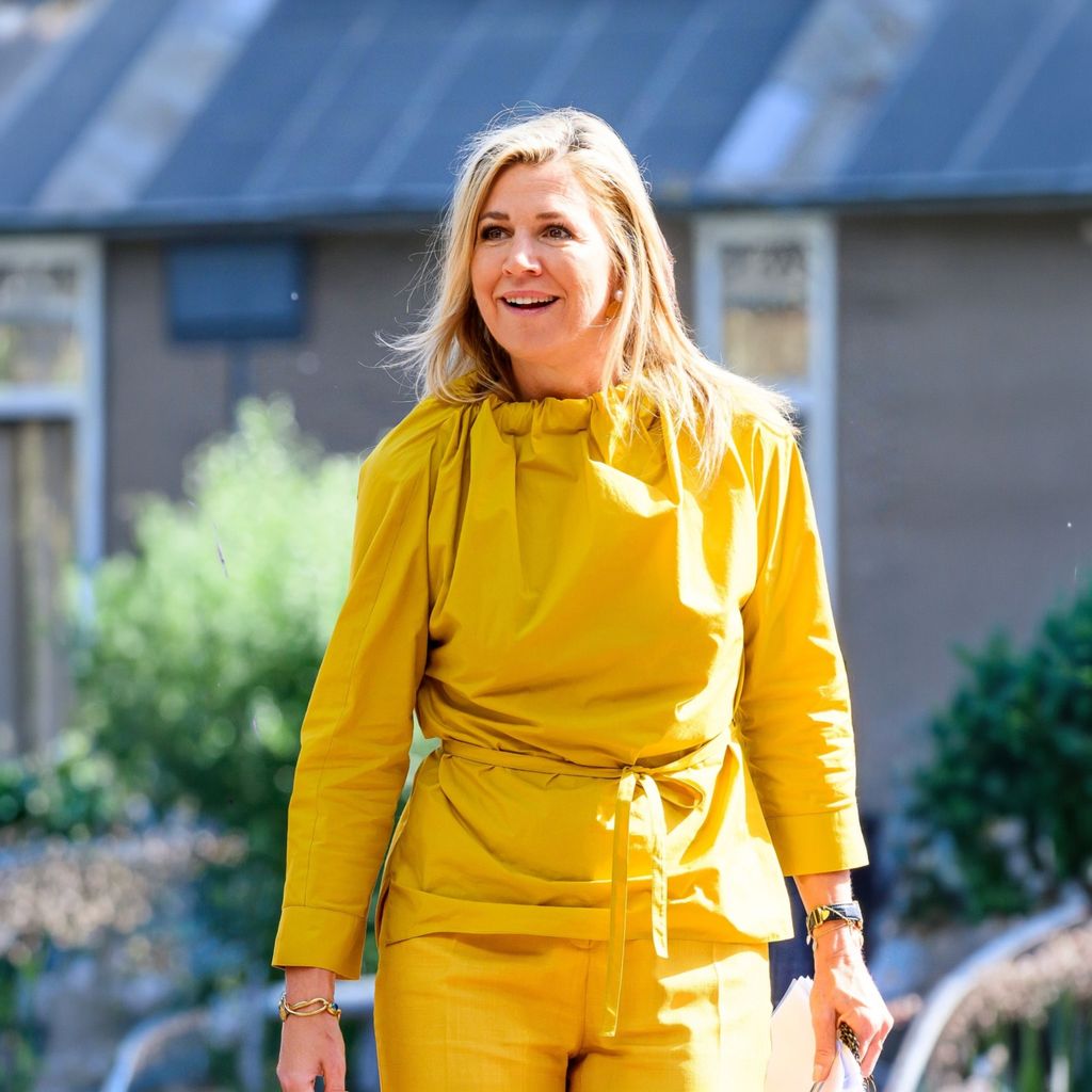 La reina Máxima de Holanda de amarillo.