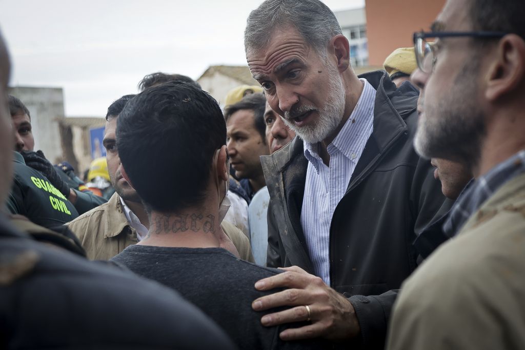 El rey Felipe en Paiporta consolando a víctimas de la DANA
