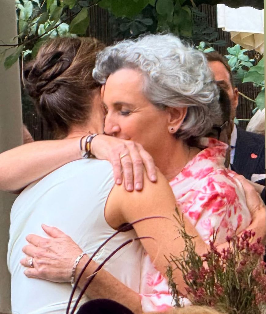 La pareja se funde en un cariño abrazo