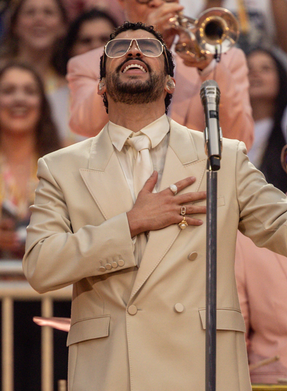 La joyería iba de acuerdo con el atuendo con el que el cantante abrió su set musical.