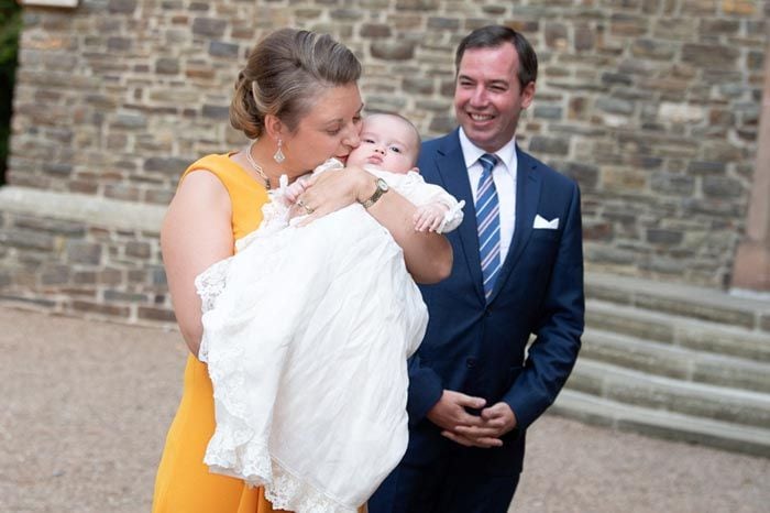 Guillermo y Stéphanie de Luxemburgo, con su hijo Charles tras su bautizo