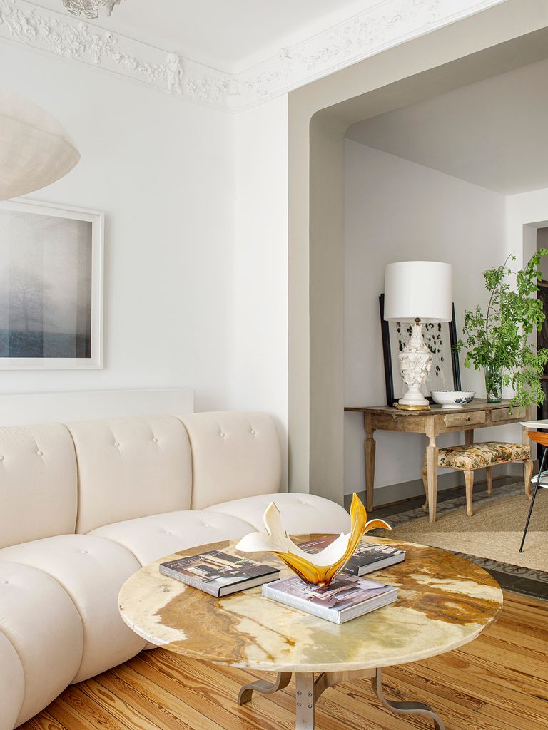 Salón con mueble antiguo de madera. 