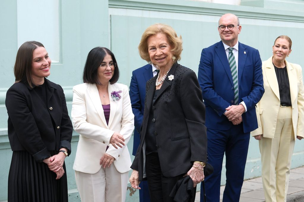 En la imagen, la reina (c) junto a la consejera de Universidades del Gobierno de Canarias, Migdalia Machín, (i); la alcaldesa de Las Palmas de Gran Canaria, Carolina Darias (2i); el delegado del Gobierno en Canarias, Anselmo Pestana, ((2d) y la presidenta del Parlamento de Canarias, Astrid Pérez, (d). 
