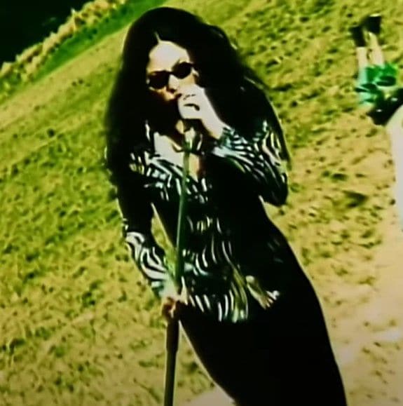 Shakira en 'Pies descalzos', 1995