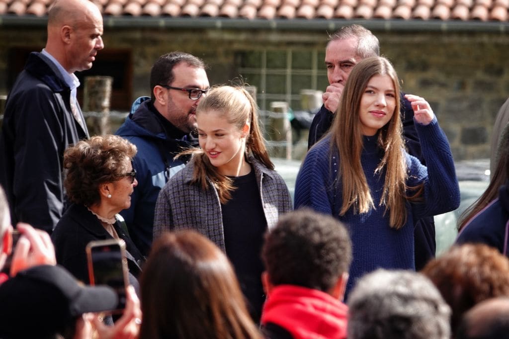 Plano medio de la Princesa Leonor conversando con vecinos del pueblo en su visita a Sotres