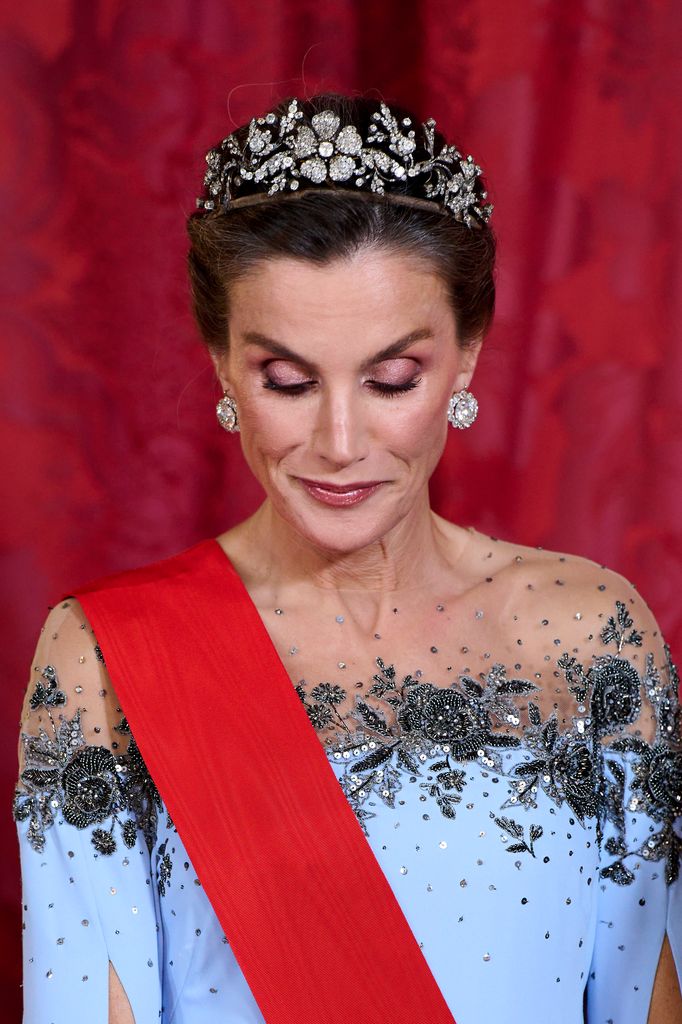 La reina Letizia en la cena de gala en honor a los Macron en el Palacio Real con la tiara floral