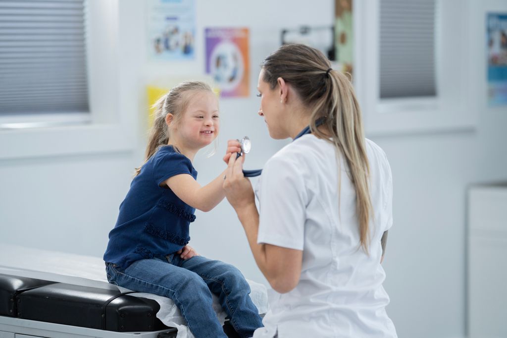 Niña con síndrome de Down en consulta médica