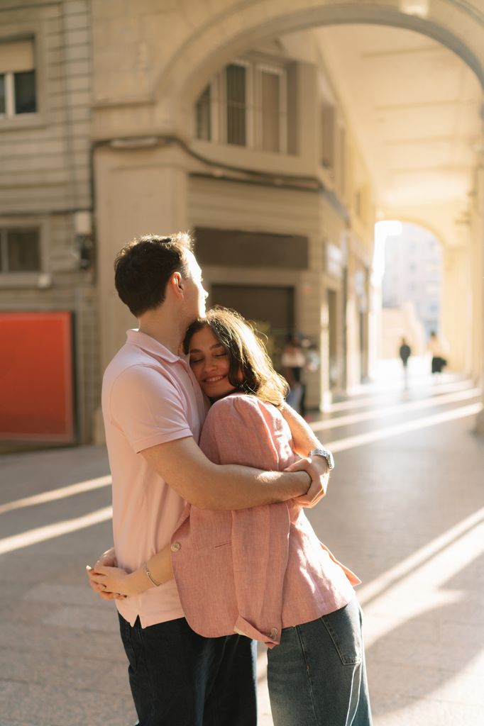 pareja abrazo calle