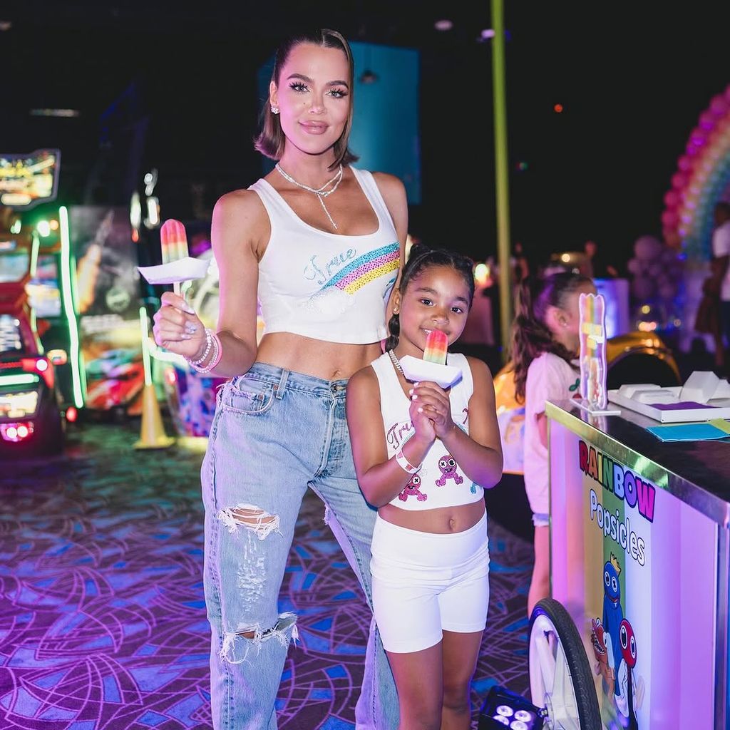 Khloé organizó una fiesta neón para su hija, True