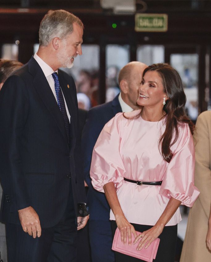 La reina Letizia impacta de rosa en el concierto previo a los Premios Princesa de Asturias 2023