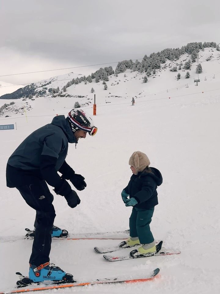 Marco está enseñando a esquiar a las pequeñas