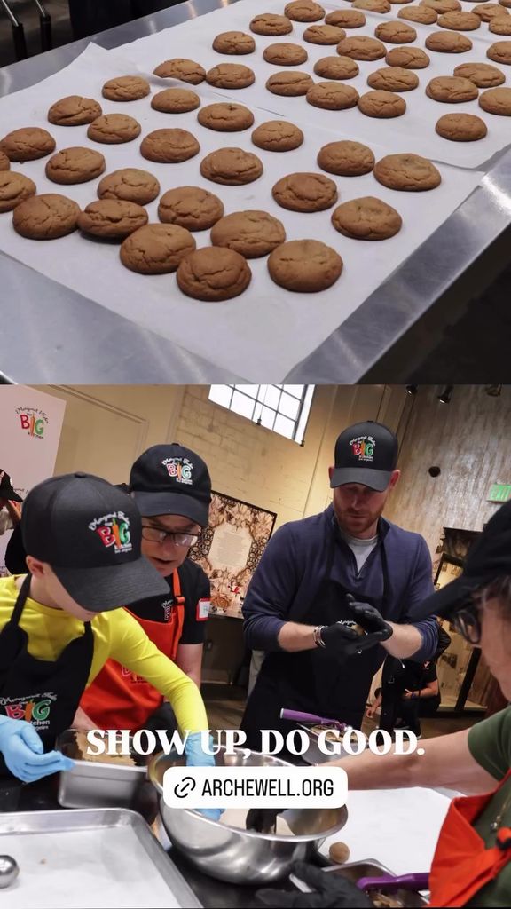 El pequeño Archie se lució como repostero haciendo galletas.