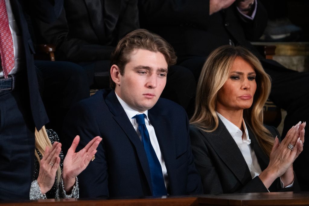 Barron Trump y su madre, Melania Trump, asisten al discurso sobre el Estado de la Unión del presidente Donald Trump en la Cámara de Representantes del Capitolio de Estados Unidos, el 24 de febrero de 2026