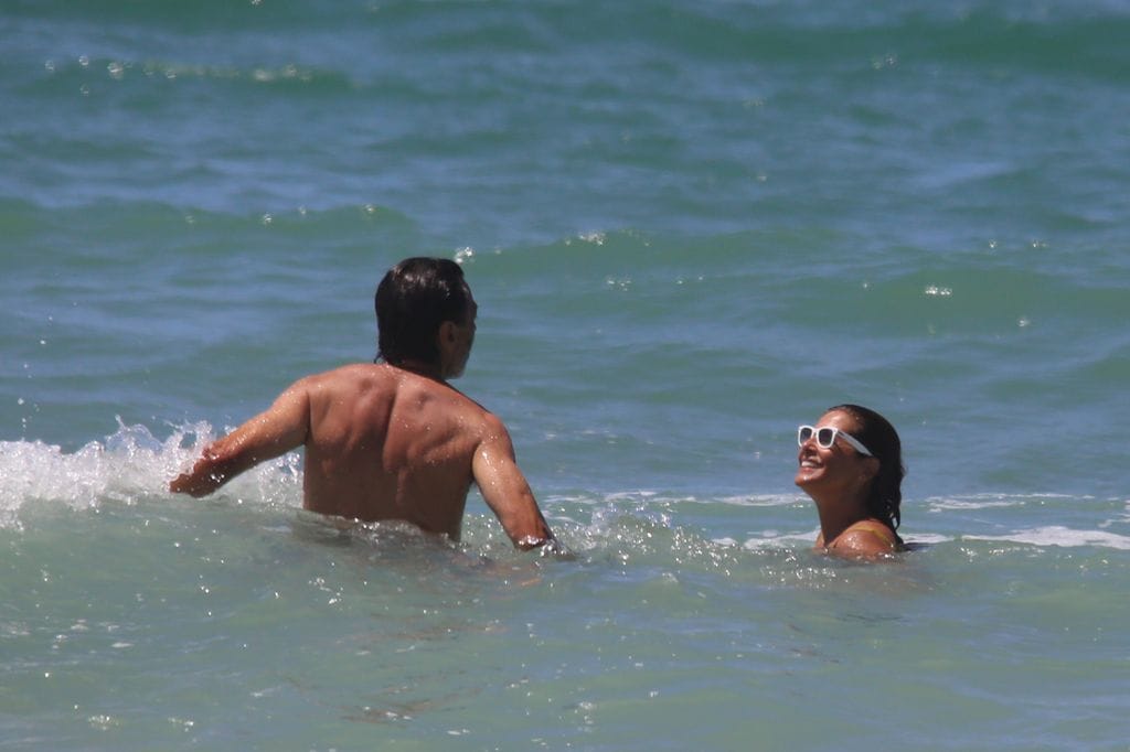 Nuria Roca y Juan del Val en una playa de Cádiz, 14 de agosto de 2024