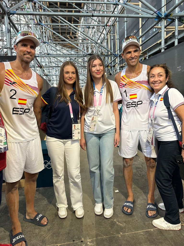 Princesa Leonor e infanta Sofía en el partido de vóley playa de los juegos Olímpicos de París el 29 de julio de 2024