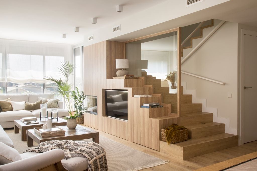 Salón con composición modular en la pared de la escalera