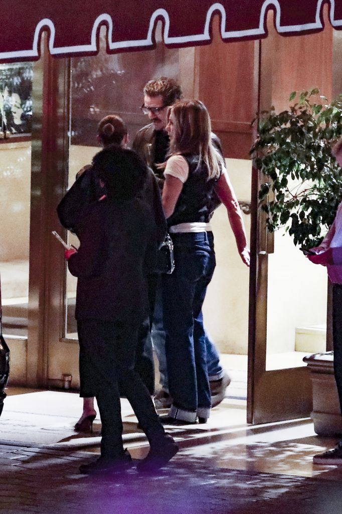 Jennifer Aniston y Pedro Pascal fueron captados saliendo del Sunset Tower Hotel, en West Hollywood, el pasado fin de semana.