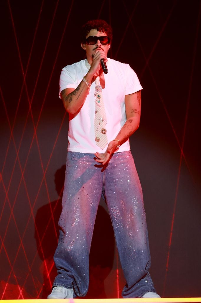 Bad Bunny se presenta en los iHeartRadio Music Awards 2025 en Los Angeles.